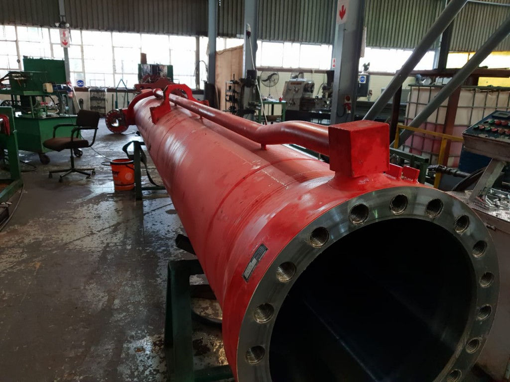 Luffing cylinder